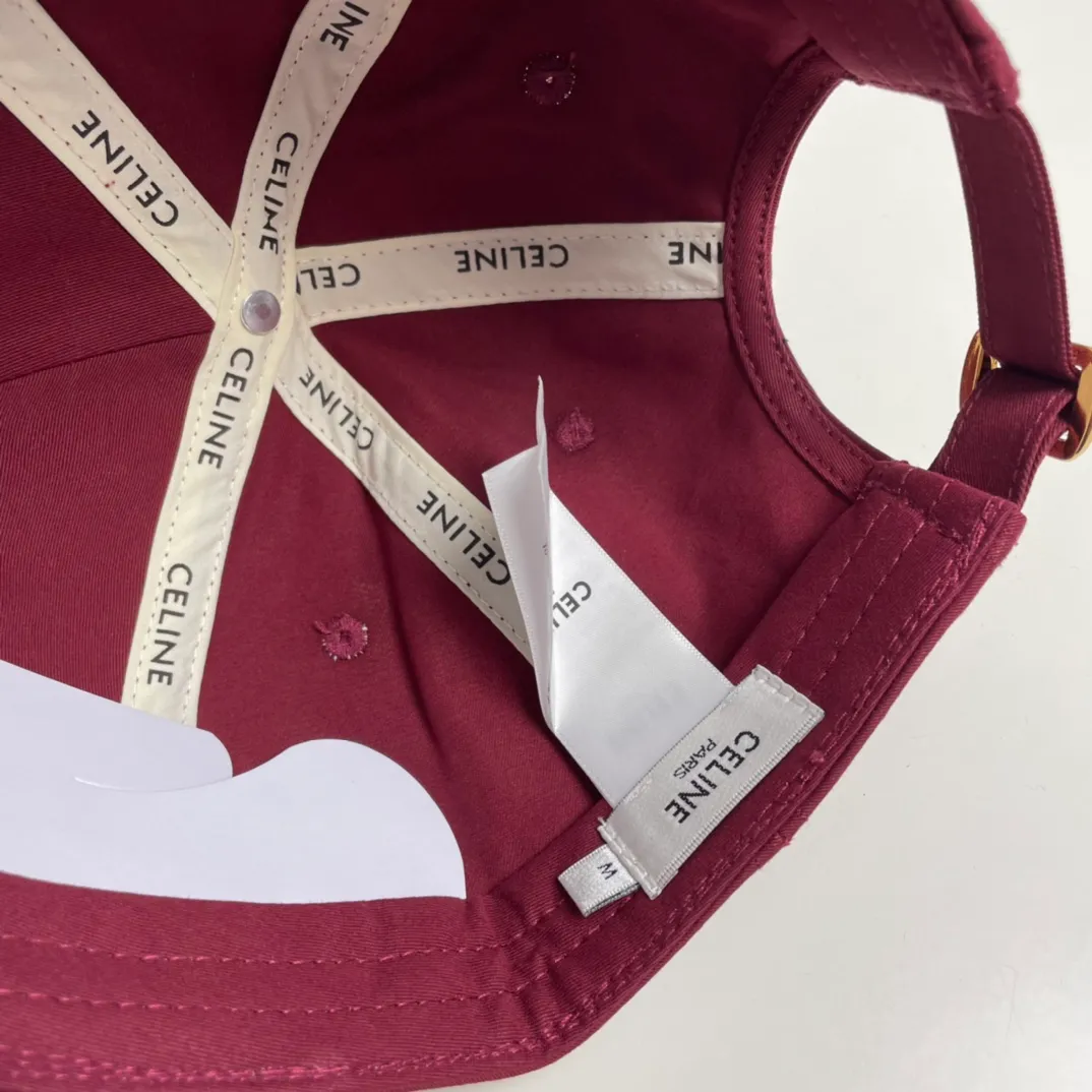 P70 popular CELINE (Celine) latest baseball cap with simple letters, fashionable and high-end workmanship! Every hat is made with care! Extraordinary quality, suitable for both men and women.    Céline's hat has a simple design, high-end color matching, delicate texture, and clean style. It is an iconic item. The letter C is the official icon of CELINE. It is deeply rooted in the brand's historical heritage, and at the same time it exudes modern elegance and a new trend of retro modernity. Simple baseball cap decorated with C logo. Self-attitude, no need to elaborate.