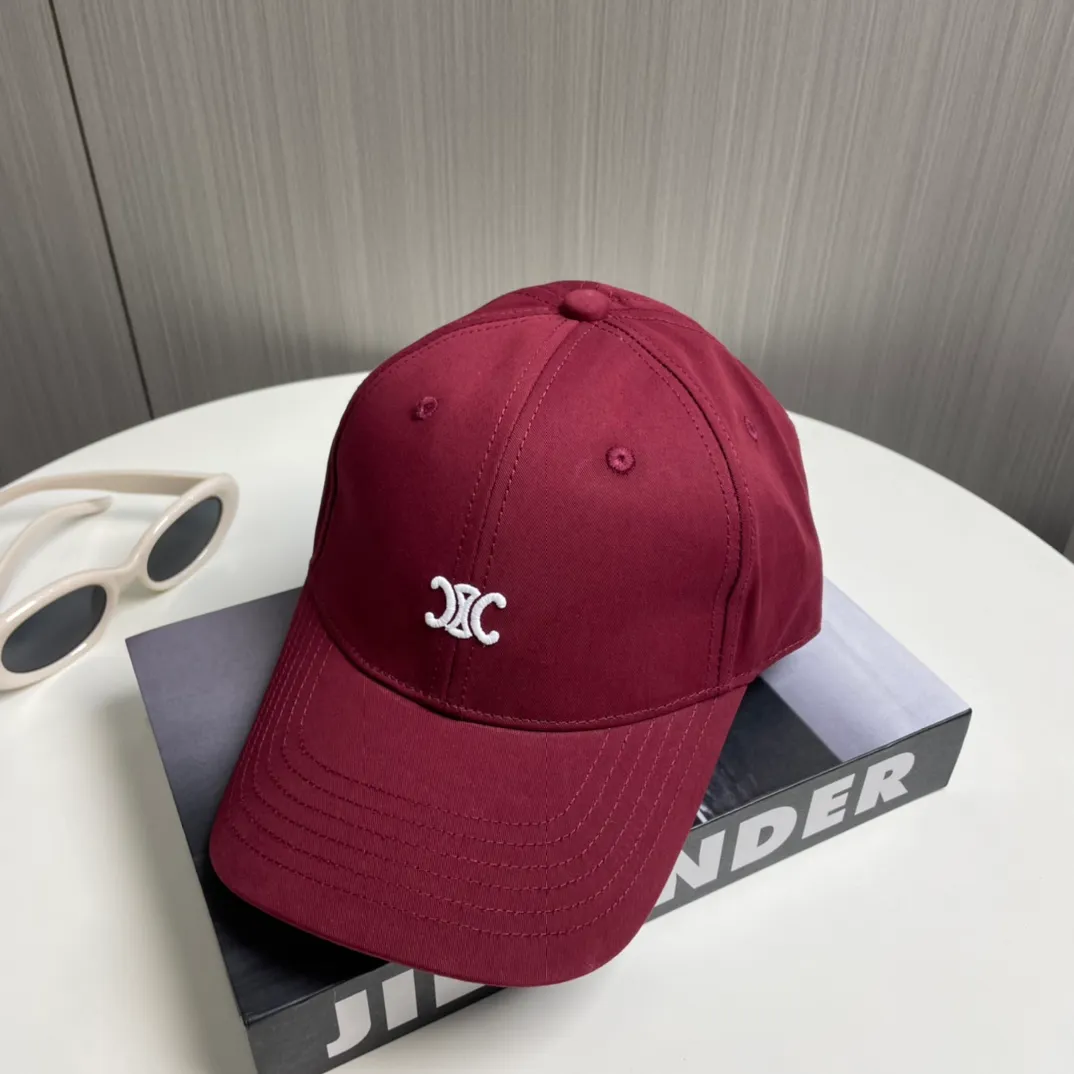 P70 popular CELINE (Celine) latest baseball cap with simple letters, fashionable and high-end workmanship! Every hat is made with care! Extraordinary quality, suitable for both men and women.    Céline's hat has a simple design, high-end color matching, delicate texture, and clean style. It is an iconic item. The letter C is the official icon of CELINE. It is deeply rooted in the brand's historical heritage, and at the same time it exudes modern elegance and a new trend of retro modernity. Simple baseball cap decorated with C logo. Self-attitude, no need to elaborate.