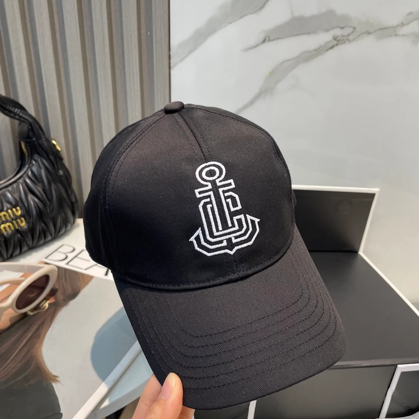 P76 popular CELINE (Celine) simple embroidered letter star's latest baseball cap, fashion trend, high-end workmanship! Every hat is made with care! Extraordinary quality, suitable for both men and women.    Céline's hat has a simple design, high-end color matching, delicate texture, and clean style. It is an iconic item. The letter C is the official icon of CELINE. It is deeply rooted in the brand's historical heritage, and at the same time it exudes modern elegance and a new trend of retro modernity. Simple baseball cap decorated with C logo. Self-attitude, no need to elaborate.