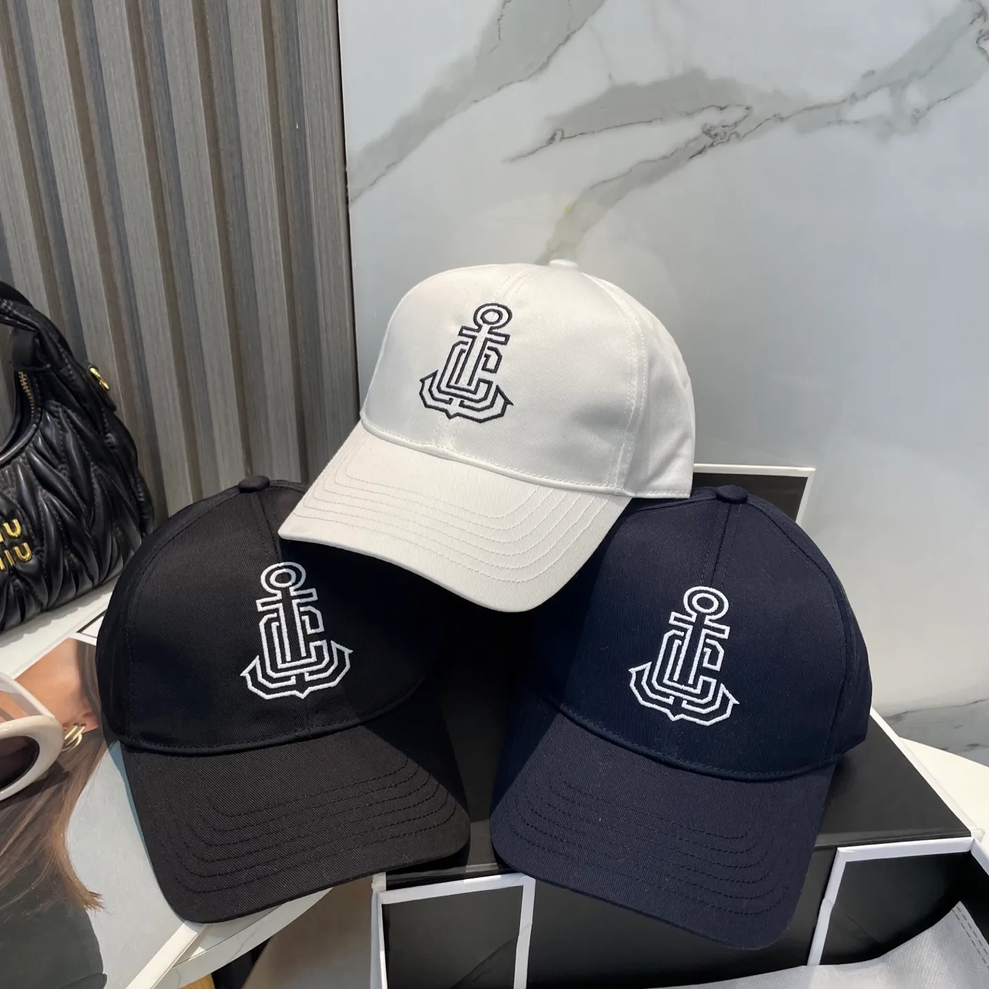P76 popular CELINE (Celine) simple embroidered letter star's latest baseball cap, fashion trend, high-end workmanship! Every hat is made with care! Extraordinary quality, suitable for both men and women.    Céline's hat has a simple design, high-end color matching, delicate texture, and clean style. It is an iconic item. The letter C is the official icon of CELINE. It is deeply rooted in the brand's historical heritage, and at the same time it exudes modern elegance and a new trend of retro modernity. Simple baseball cap decorated with C logo. Self-attitude, no need to elaborate.