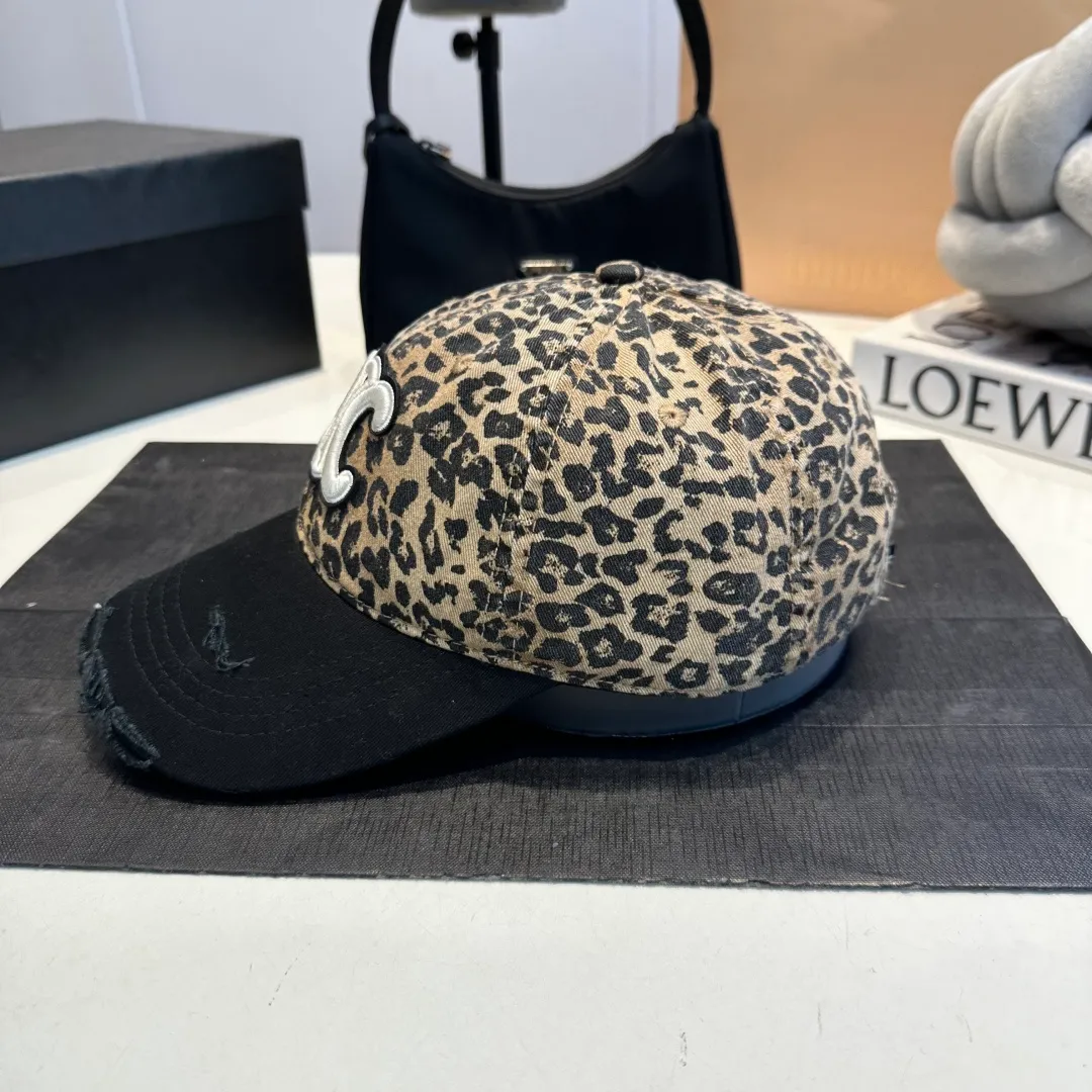 P60 CELINE's new Arc de Triomphe logo leopard print baseball cap. High-quality replica, great color, perfect details. The latest Arc de Triomphe logo, a must-buy.