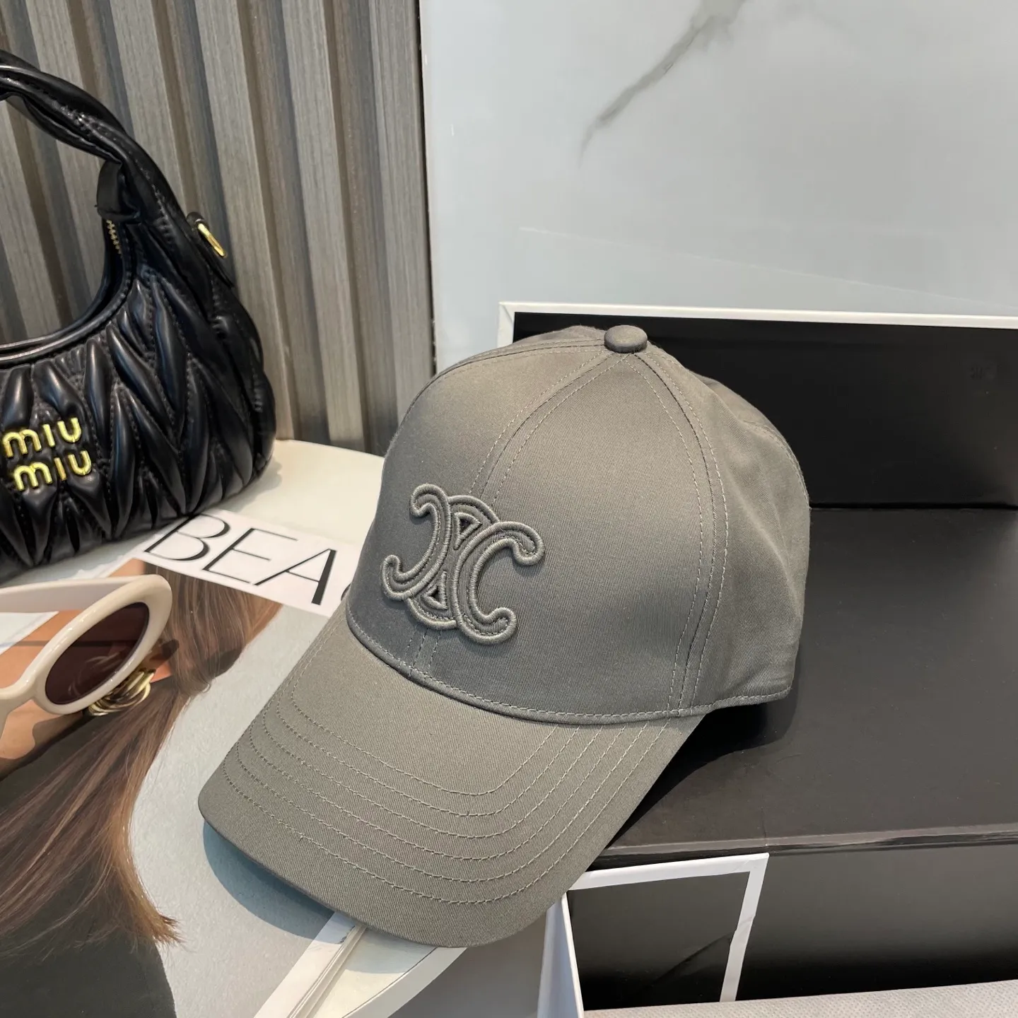 P70 popular CELINE official website purchase version. Original 1:1 customized! The latest baseball cap with the same style as the simple letter star, fashionable and high-end workmanship! Every hat is made with care! Extraordinary quality, suitable for both men and women.    Céline's hat has a simple design, high-end color matching, delicate texture, and clean style. It is an iconic item. The letter C is the official icon of CELINE. It is deeply rooted in the brand's historical heritage, and at the same time it exudes modern elegance and a new trend of retro modernity. Simple baseball cap decorated with C logo. Self-attitude, no need to elaborate.