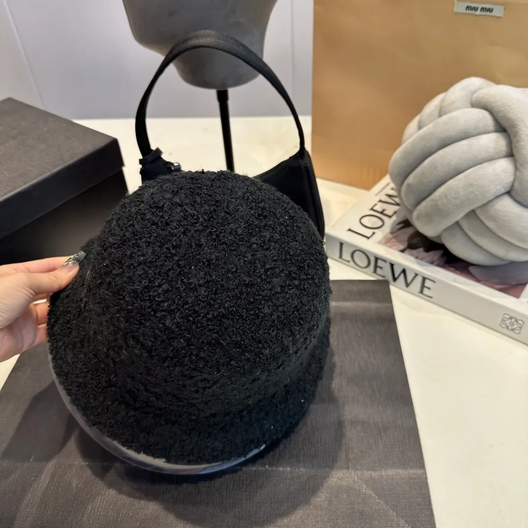 P60 Celine Celine* customized version of Arc de Triomphe lamb wool basin hat women's bucket hat 2025 hot new style autumn and winter hat fisherman hat winter style