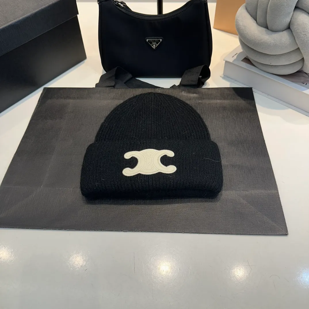 P60 CELINE 2024 autumn and winter new rabbit fur beanie, Korean style design ~ a must-have for autumn and winter wear