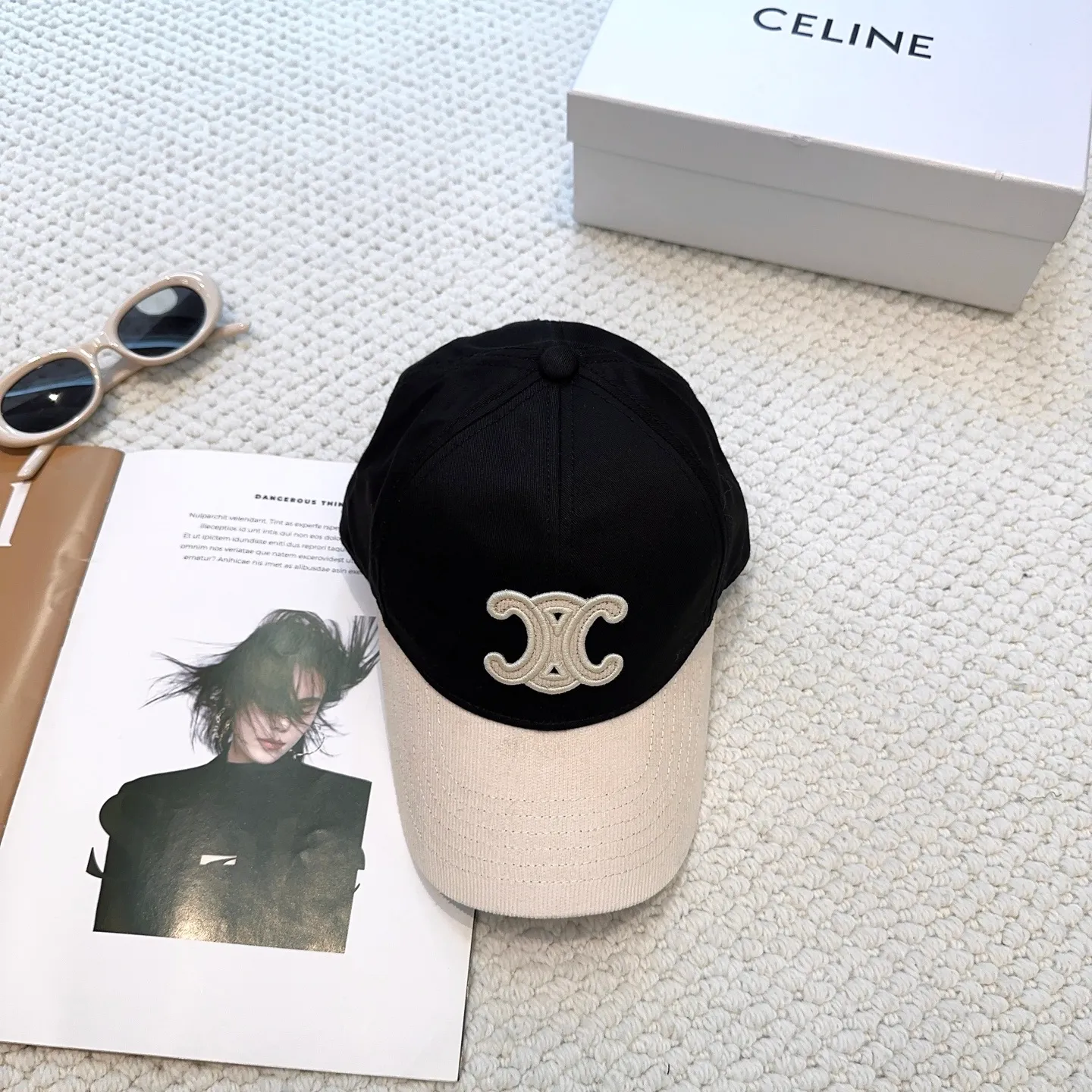 P70 popular CELINE official website purchase version. Original 1:1 customized! The latest baseball cap with the same style as the simple letter star, fashionable and high-end workmanship! Every hat is made with care! Extraordinary quality, suitable for both men and women.    Céline's hat has a simple design, high-end color matching, delicate texture, and clean style. It is an iconic item. The letter C is the official icon of CELINE. It is deeply rooted in the brand's historical heritage, and at the same time it exudes modern elegance and a new trend of retro modernity. Simple baseball cap decorated with C logo. Self-attitude, no need to elaborate.