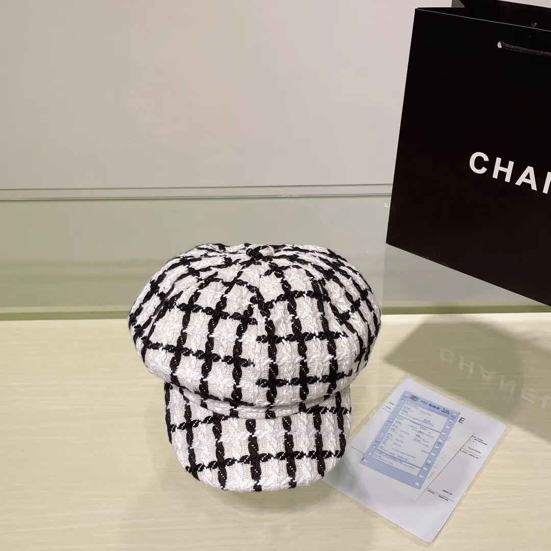 P70 CHANEL Chanel high-quality wool tweed octagonal hat, beret! One of the essential hat styles every year, a super fashionable and versatile item! The latest fabrics for autumn and winter, classic and fashionable! Head circumference:57cm