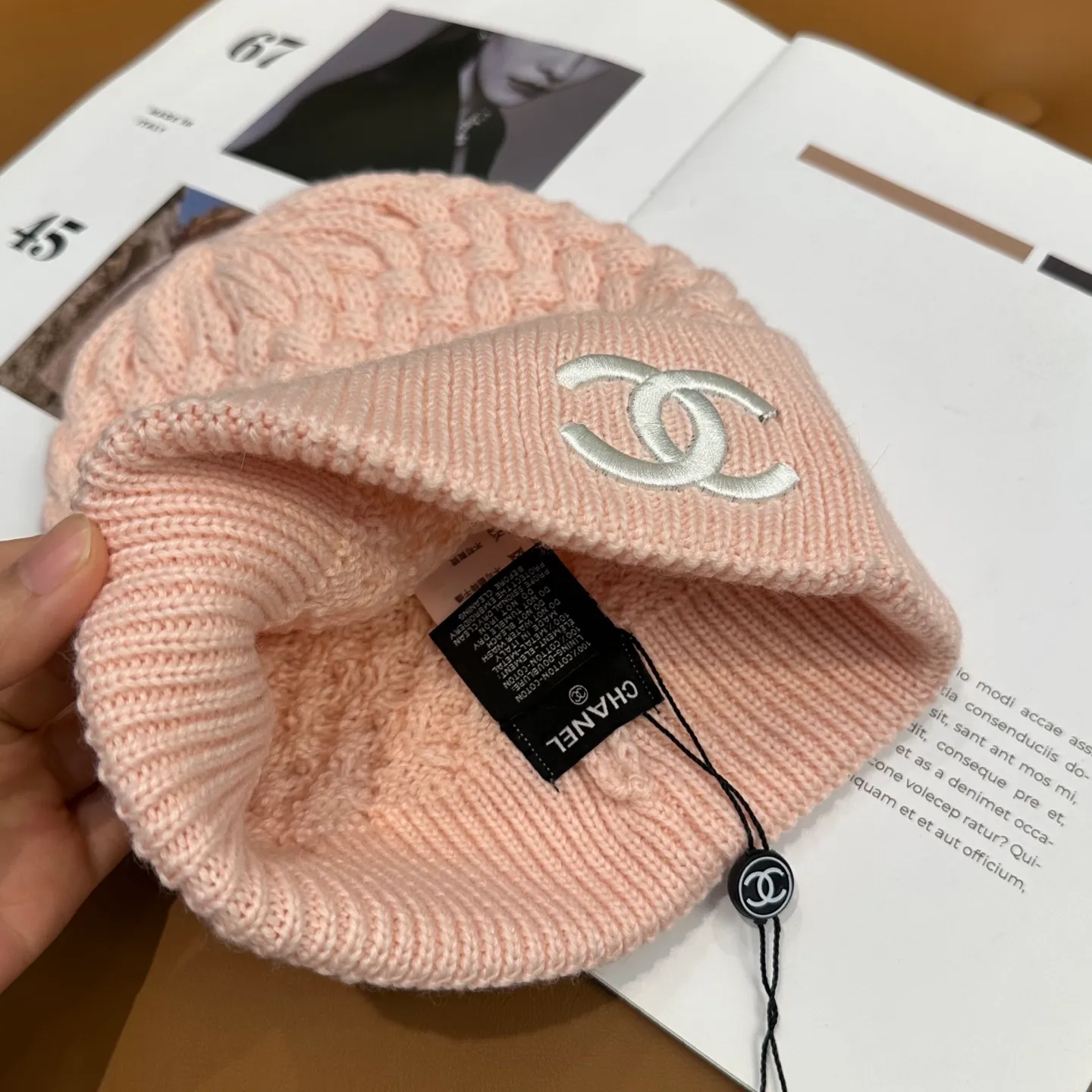 P80 Chanel official website high-quality Chanel autumn and winter knitted hat recommended by internet celebrity fashion bloggers. It hides a quiet sense of high-end. Every line is neat and generous, simple but not simple, generous and stylish. Every detail shows high-end taste, and the sense of fashion becomes more and more intriguing in the restraint.