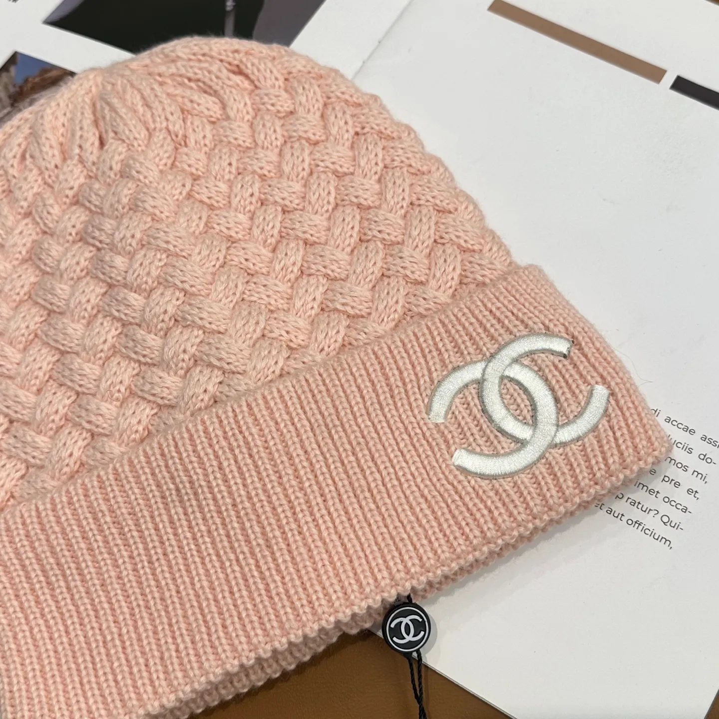 P80 Chanel official website high-quality Chanel autumn and winter knitted hat recommended by internet celebrity fashion bloggers. It hides a quiet sense of high-end. Every line is neat and generous, simple but not simple, generous and stylish. Every detail shows high-end taste, and the sense of fashion becomes more and more intriguing in the restraint.