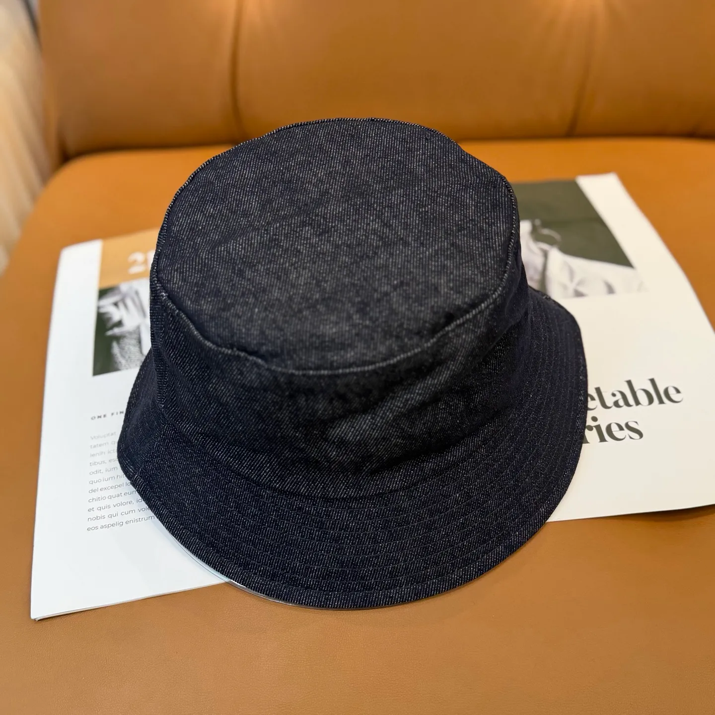 P76 The new Chanel high-version denim bucket hat is made of high-quality denim fabric, which is tough and textured and comfortable to wear. And paired with the brand's iconic double C logo, it highlights the unique fashion taste and brand charm. Suitable for a variety of occasions, whether worn with casual wear or sportswear, it can easily enhance the fashion sense of the overall look. It is a trendy item that fashion lovers cannot miss.