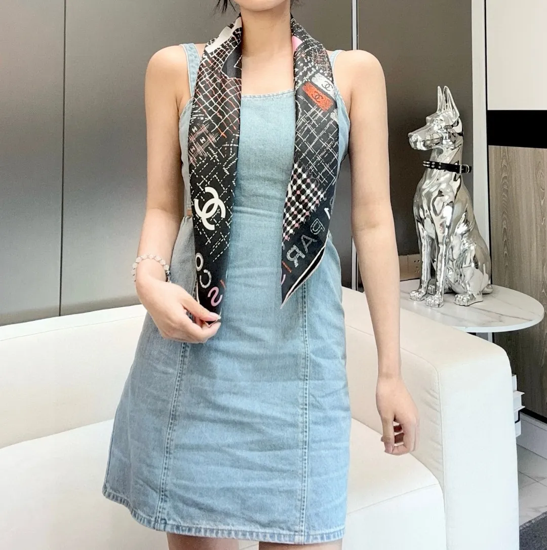 💰300. Product name: Colorful Kangpeng Fabric: Silk Size: 90*90 Color: Black Off-white Fashion is the process of constant transformation of classics. Classics reappear. Xiangjia Kangpeng series was launched in 2004. It is quilted and has a unique design with a large cc logo that is the symbol of Xiangjia. It is very popular. The name "Campon" comes from the hat workshop opened by Coco-Chamberlain on rue Cambon in Paris in 1910. Since then, rue Cambon has been a special symbol of Chanel's success, including the haute couture store she opened at 31 rue Cambon.