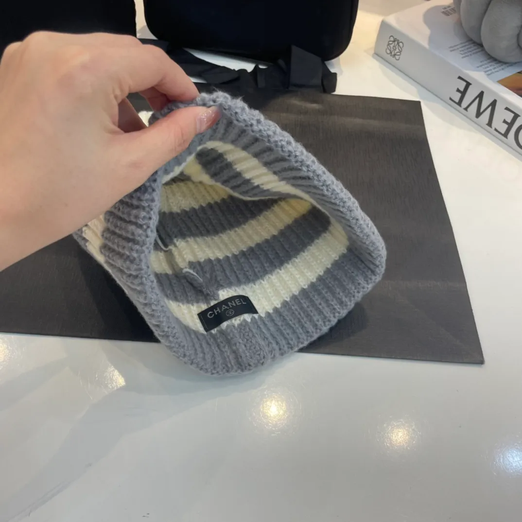 P60 CHANEL Chanel 2022 new autumn and winter counter style striped knitted beanie, small fragrance~warm and fashionable