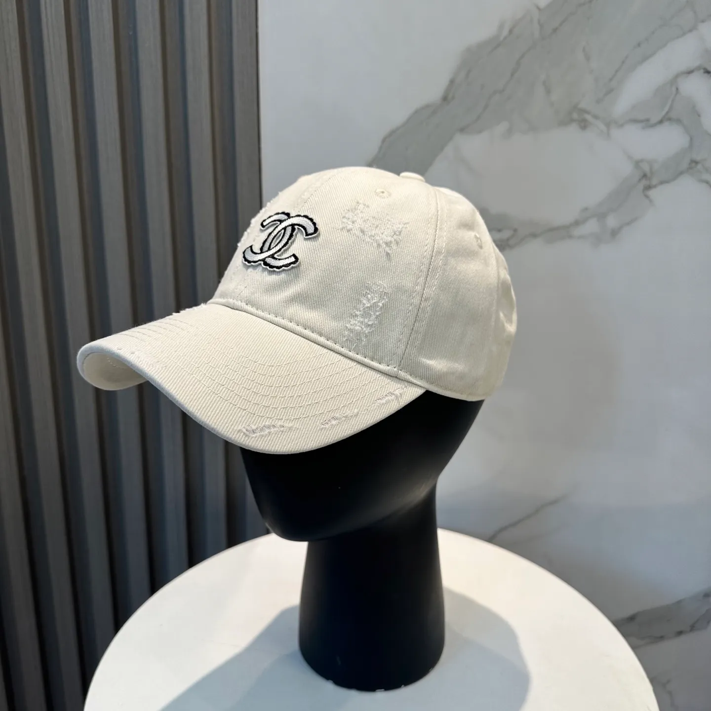 P60 Chanel's new simple baseball cap in dopamine color, a hot color at the moment - full of street style! Trendy and versatile, Xiaohongshu grows grass, poison, get your boyfriend, and cool together
