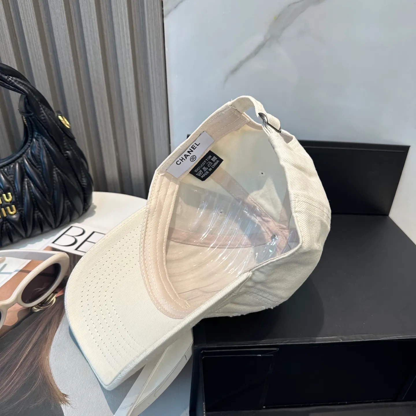 P60 Chanel's new simple baseball cap in dopamine color, a hot color at the moment - full of street style! Trendy and versatile, Xiaohongshu grows grass, poison, get your boyfriend, and cool together