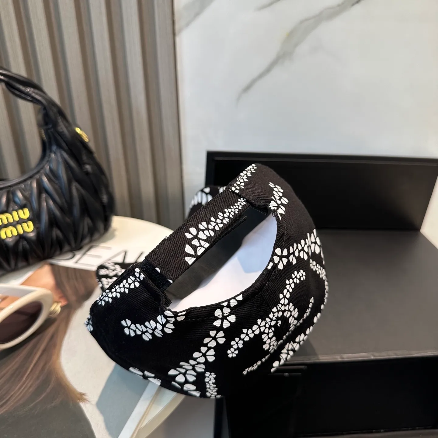 P60 new Chanel new high-version baseball cap, a classic baseball cap style, suitable for various occasions. Whether it is paired with casual wear or sportswear, it can easily enhance the fashion sense of the overall look. It is a trendy item that fashion lovers cannot miss.