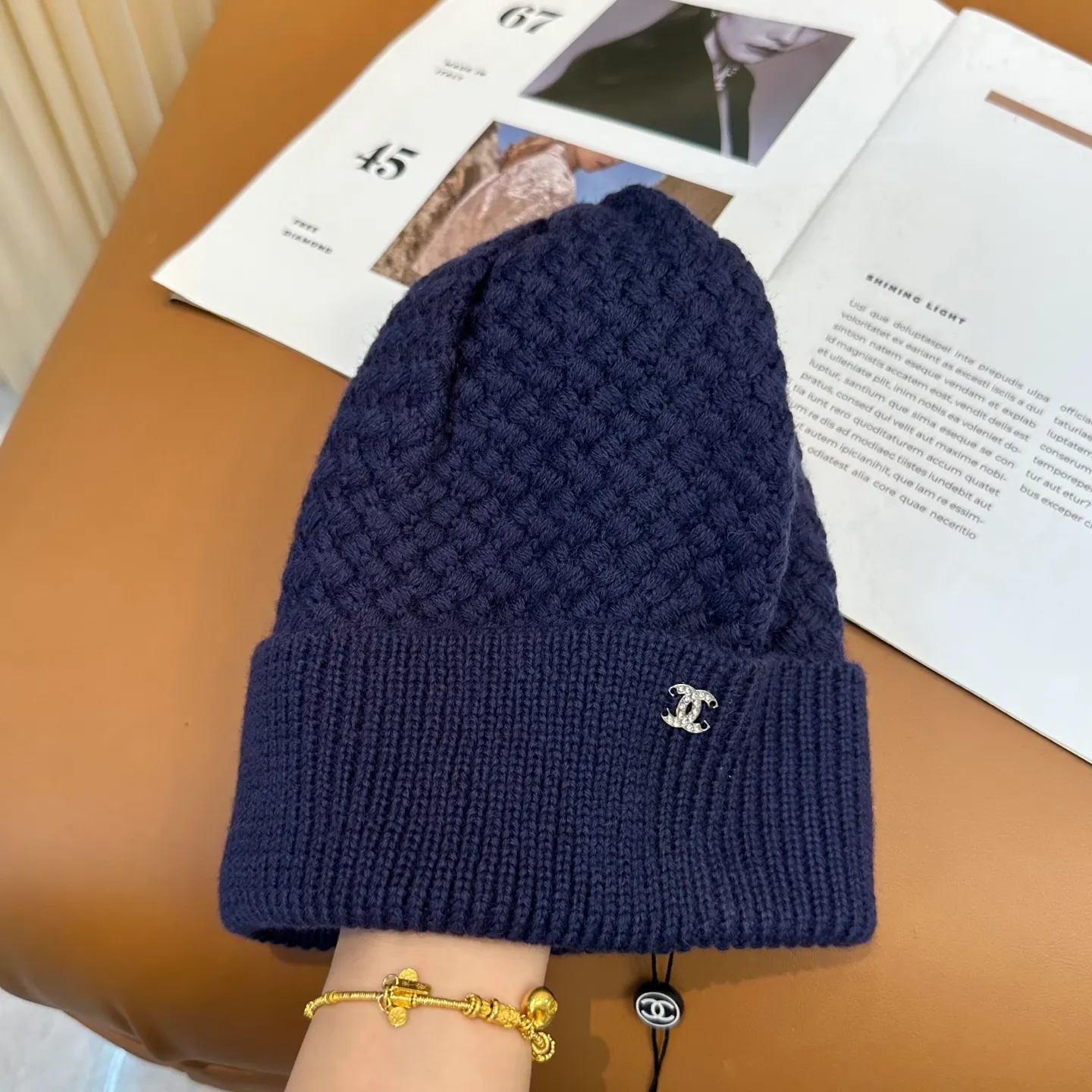 P74 Chanel's official website quality Chanel autumn and winter knitted hat recommended by internet celebrity fashion bloggers hides a quiet sense of luxury. Every line is neat and elegant, simple but not simple, generous and stylish. Every detail demonstrates high-end taste, and the sense of fashion becomes more and more intriguing in its restraint.