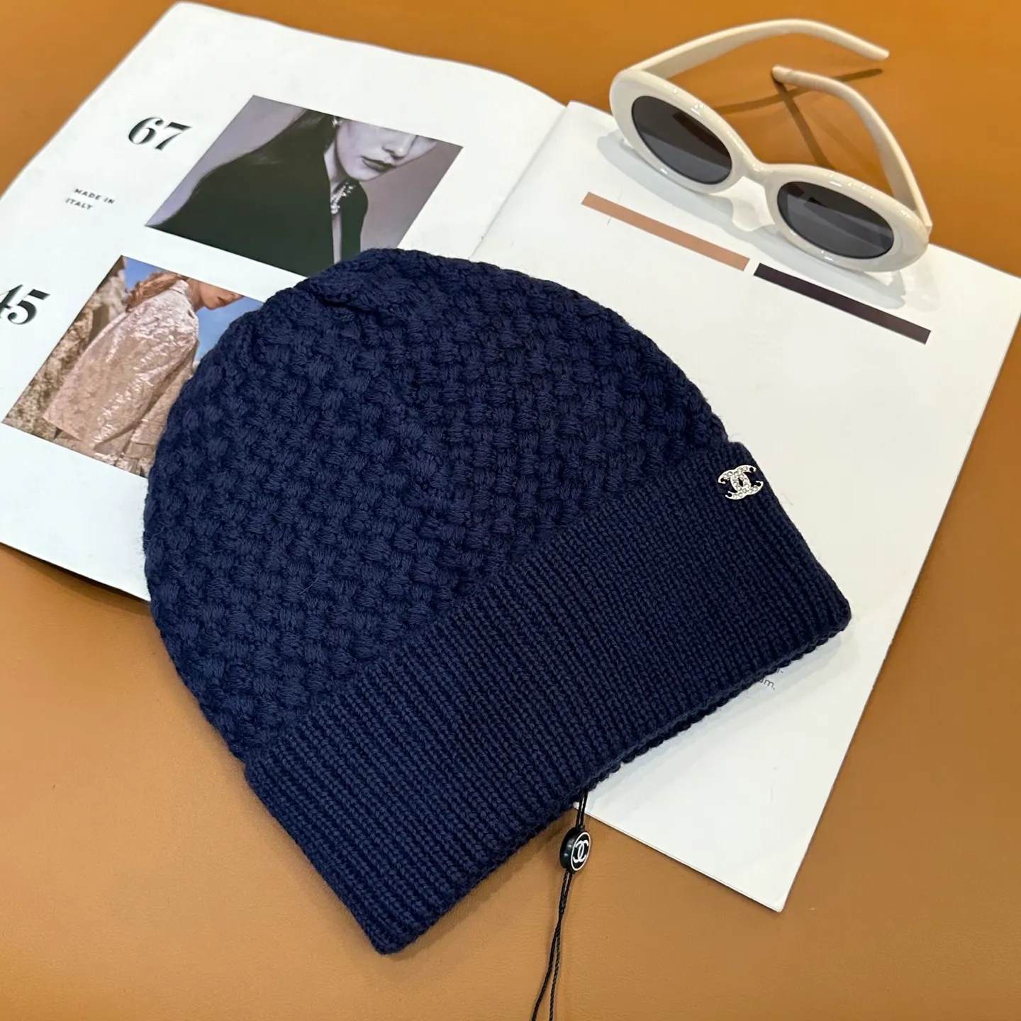 P74 Chanel's official website quality Chanel autumn and winter knitted hat recommended by internet celebrity fashion bloggers hides a quiet sense of luxury. Every line is neat and elegant, simple but not simple, generous and stylish. Every detail demonstrates high-end taste, and the sense of fashion becomes more and more intriguing in its restraint.