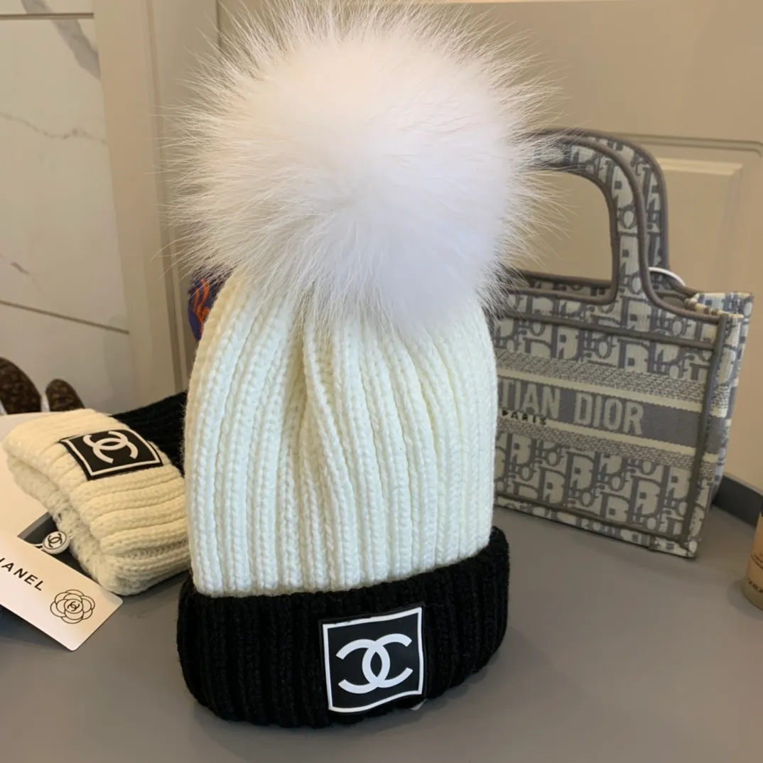 p100 CHANEL Chanel 2020 Autumn and Winter counter knitted woolen hat, paired with fox fur balls, super popular 💖The texture is first-class, and it is very easy to match when going out!