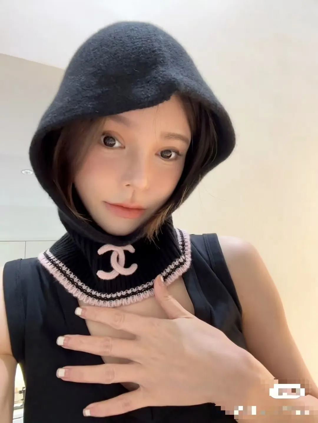 P70 Chanel Sisters, do you all own the Chanel 25b balaclava? 🤭, I checked the outfits of the little sisters in Xiaohongshu and really like them. It looks great when stacked with a peaked hat, or it is also good to use as a scarf. I love it 😍