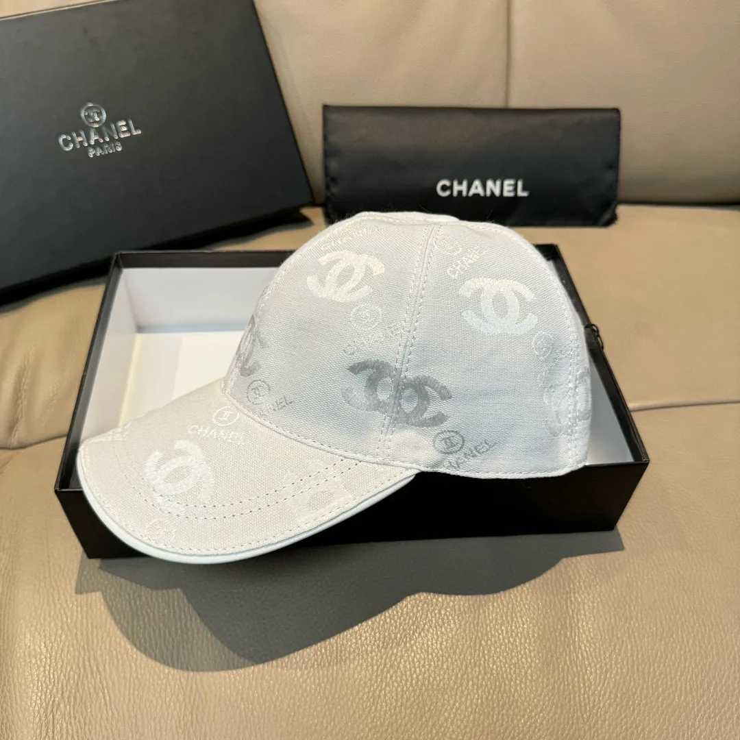 p90., Chanel (Chanel) classic original baseball cap, classic double C, 1:1 mold opening and customization at the counter, original canvas fabric + first layer of cowhide, light and breathable! The quality is great, the basic head circumference is 56cm, and the patch is adjustable.