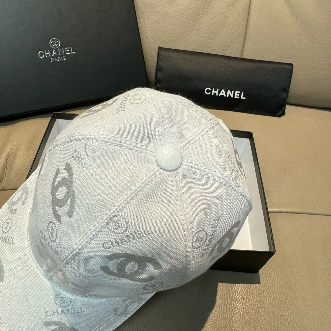 p90., Chanel (Chanel) classic original baseball cap, classic double C, 1:1 mold opening and customization at the counter, original canvas fabric + first layer of cowhide, light and breathable! The quality is great, the basic head circumference is 56cm, and the patch is adjustable.