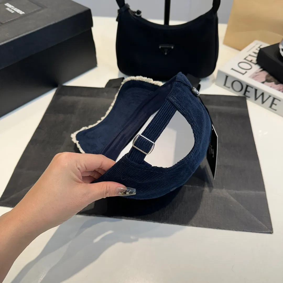 P70 Chanel's new autumn corduroy baseball cap 🧢 The colors of the small label are really eye-catching. The soft-top design of the entire hat fits perfectly on the head and is very comfortable. The color and texture are relatively retro and very versatile. Highly recommended. A must-have item for everyone✔️✔️