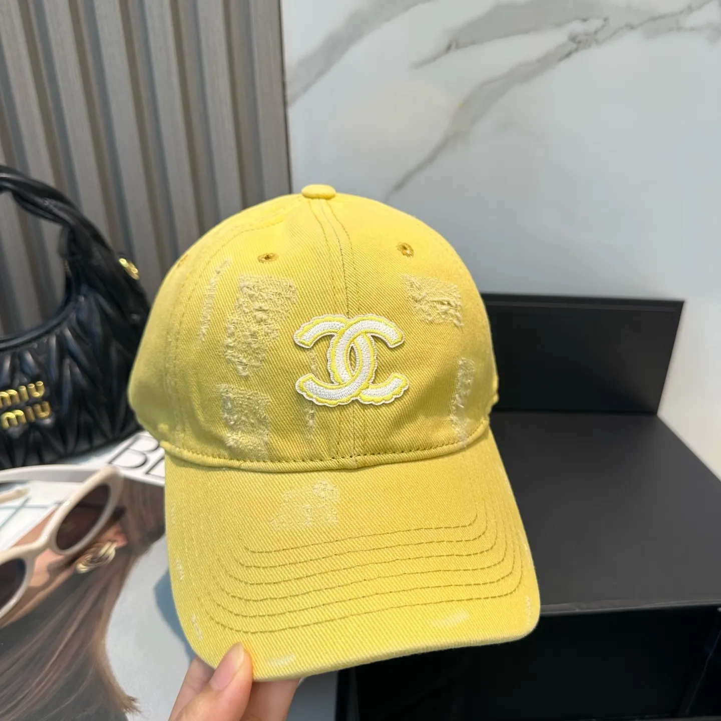 P60 Chanel's new simple baseball cap in dopamine color, a hot color at the moment - full of street style! Trendy and versatile, Xiaohongshu grows grass, poison, get your boyfriend, and cool together