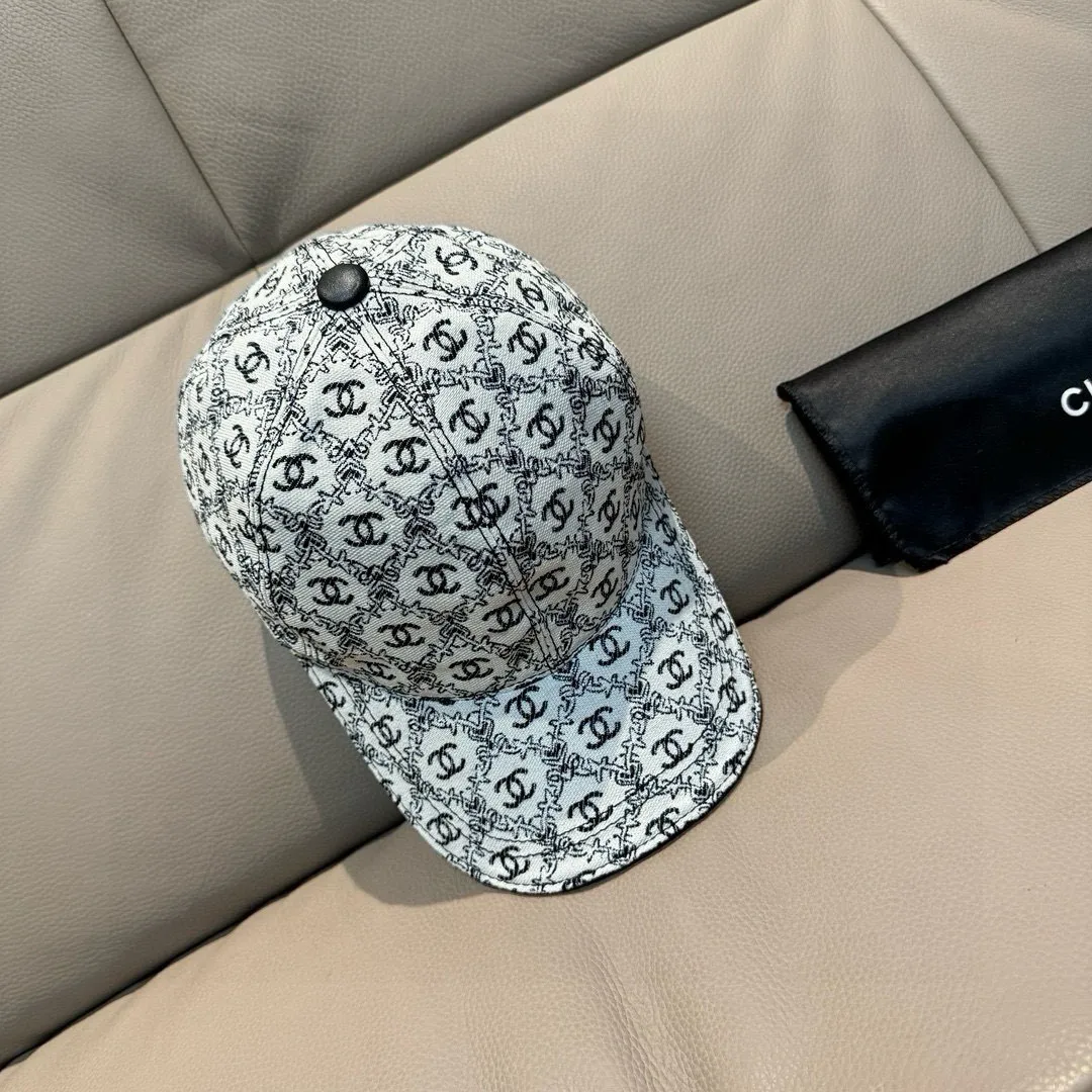 p90 new model shipped!   , Chanel (Chanel) new original baseball cap, small double C jacquard, 1:1 mold opening and customization at the counter, original canvas fabric + first layer of cowhide, light and breathable! The quality is great, the basic head circumference is 56cm, and the patch is adjustable.