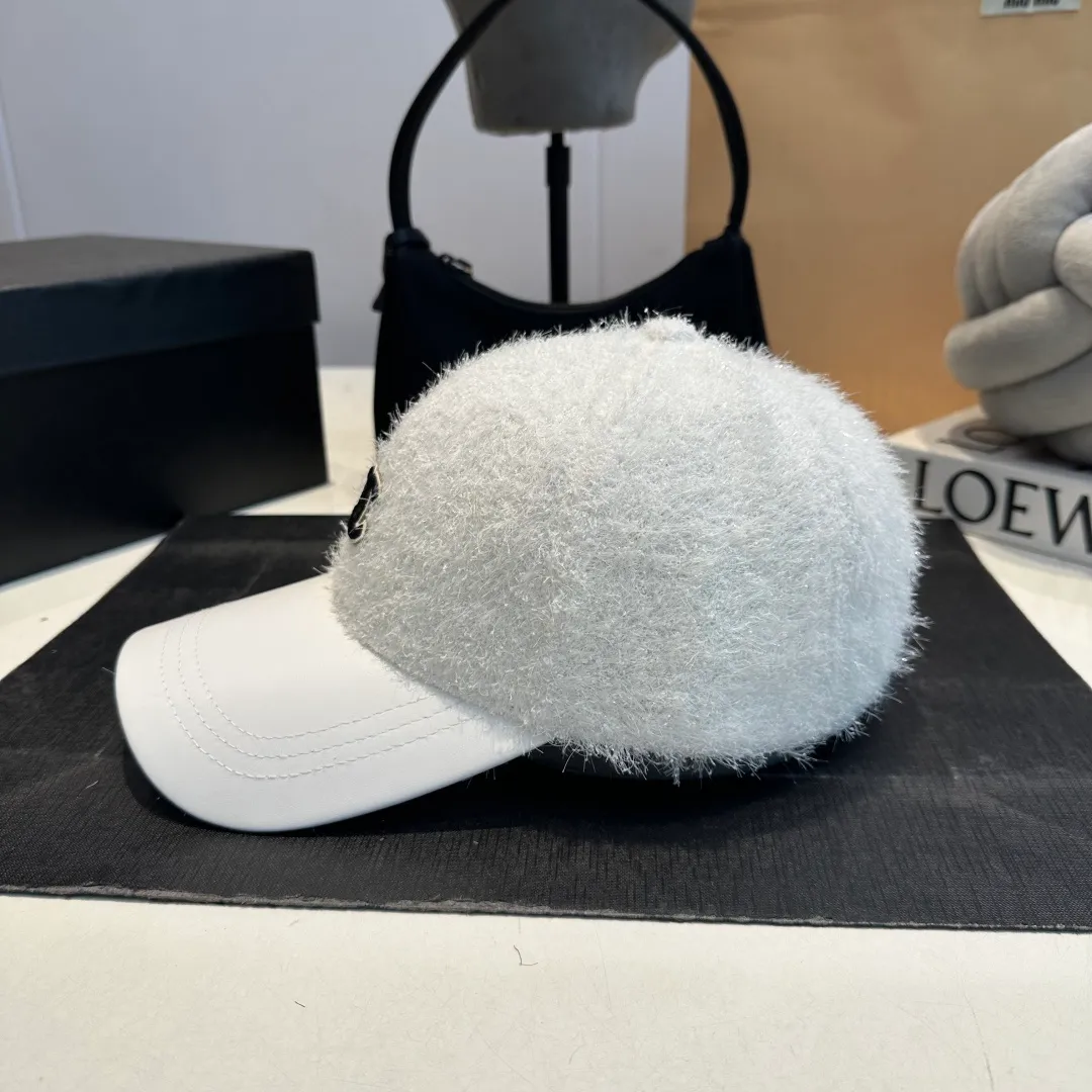 P60 CHANEL Chanel's new autumn and winter small fragrance style baseball cap🧢, the big brand model is super easy to match, one that you can wear with your eyes closed