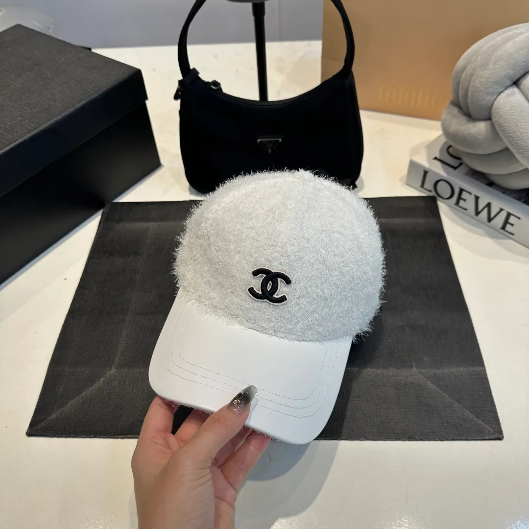 P60 CHANEL Chanel's new autumn and winter small fragrance style baseball cap🧢, the big brand model is super easy to match, one that you can wear with your eyes closed