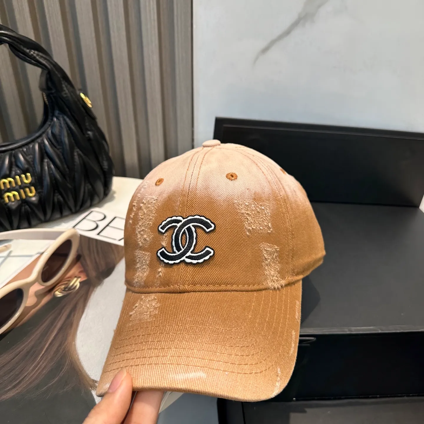 P66 Chanel's new simple baseball cap in dopamine color, a hot color at the moment - full of street style! Trendy and versatile, Xiaohongshu grows grass, poison, get your boyfriend, and cool together