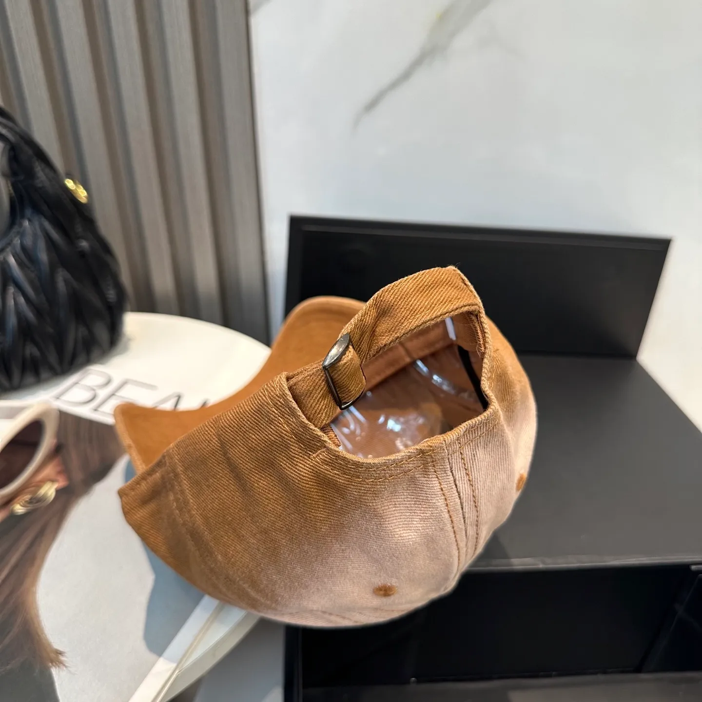 P66 Chanel's new simple baseball cap in dopamine color, a hot color at the moment - full of street style! Trendy and versatile, Xiaohongshu grows grass, poison, get your boyfriend, and cool together