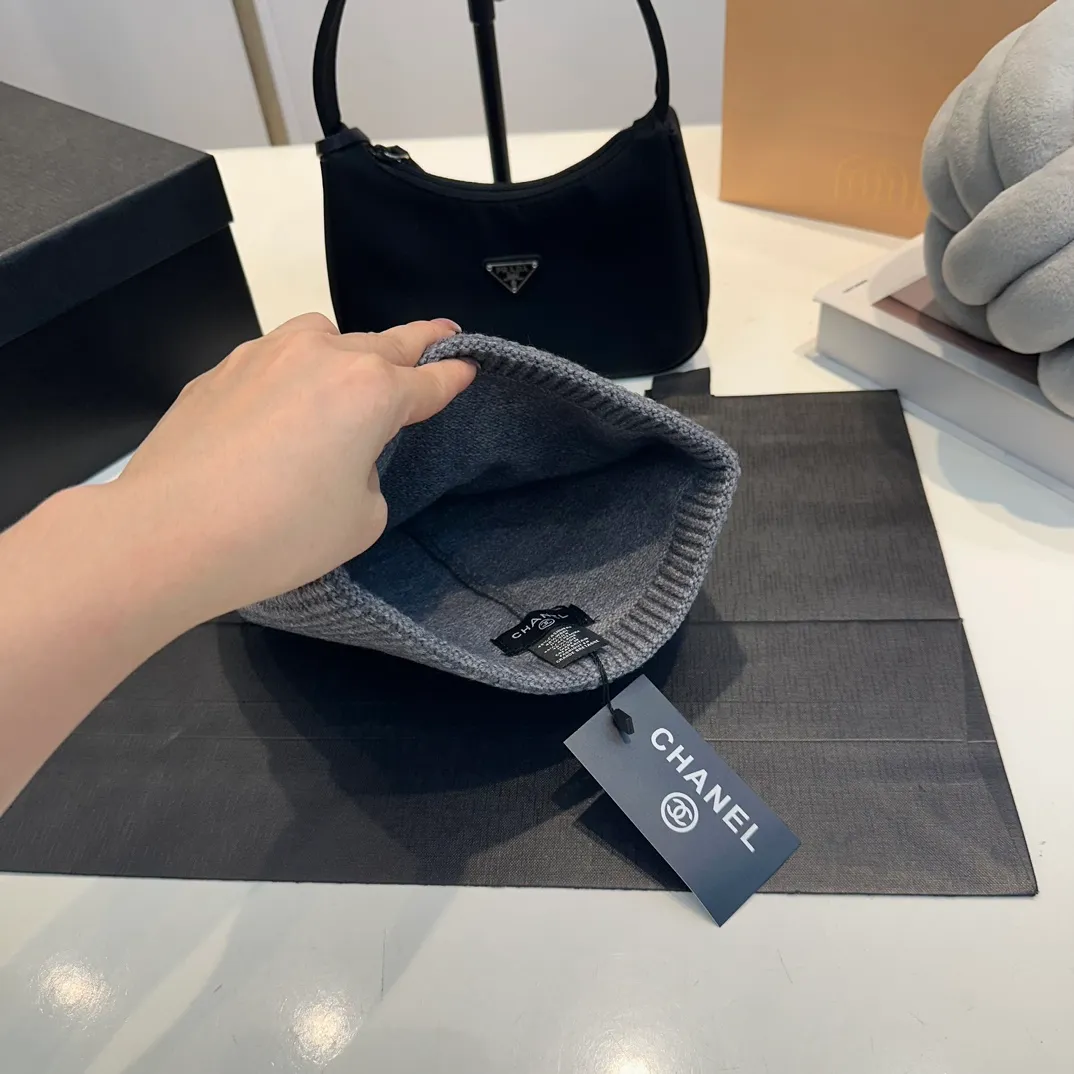 P60 Chanel official website quality Chanel autumn and winter woolen hat recommended by Internet celebrity fashion bloggers, Xiaohongshu hot style, super soft and comfortable knitted woolen hat with excellent elasticity!
