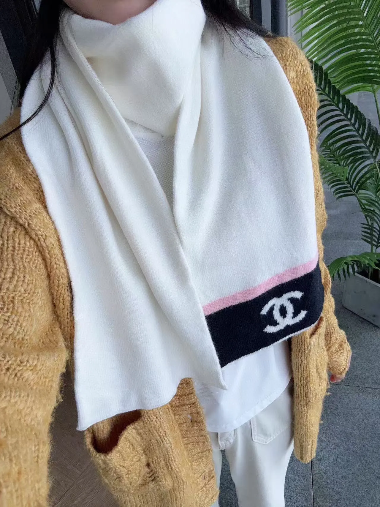 P150 CHANEL Xiaohongshu popular style, official website new classic suit hat! Hat ➕Scarf! It feels great in hand! It’s warm and super comfortable. This winter, all you need is a hat set like this. It’s warm and fashionable! Welcome to choose!!