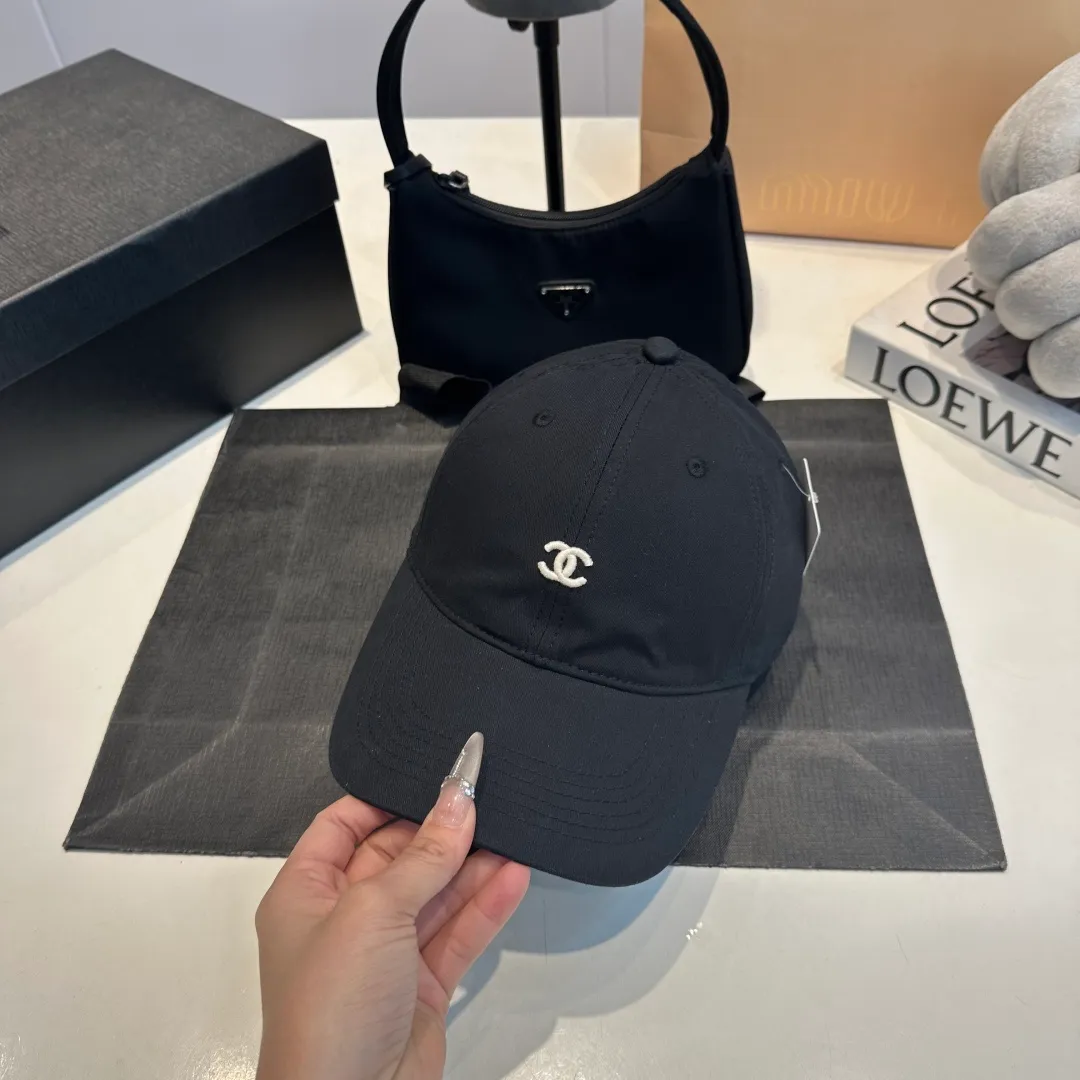 P56 CHANEL new high-end diamond hard-top baseball cap, Xiaoxiang logo is classic and simple, fashionable and casual design new product