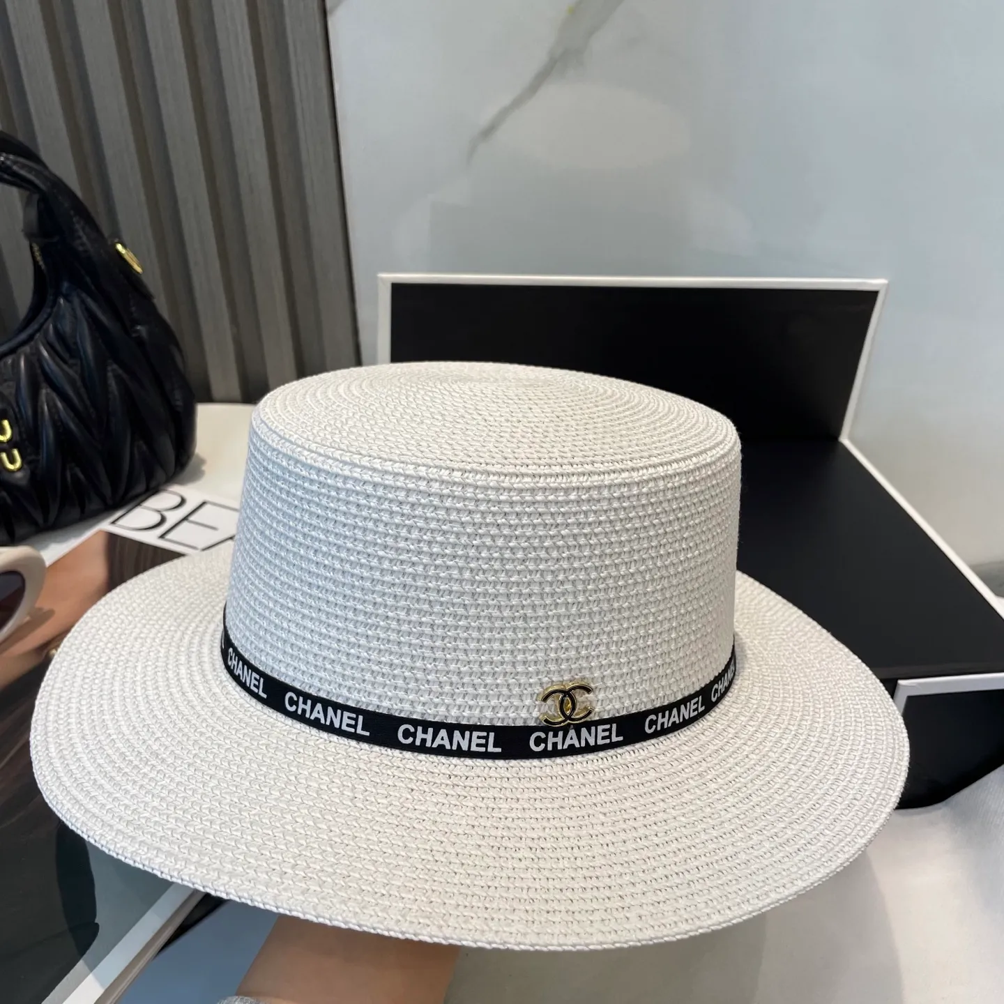 P70 CHANEL high-end flat-top straw hat is versatile and does not matter the face shape. The flat brim does not block the line of sight. It is more practical. It is easy to wear for daily use and travel. It has an Instagram style. Especially photogenic. It has an adjustment strap inside.