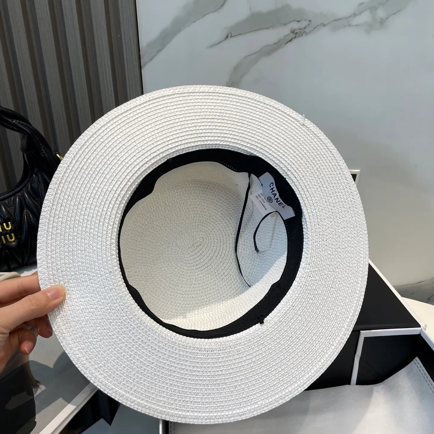 P70 CHANEL high-end flat-top straw hat is versatile and does not matter the face shape. The flat brim does not block the line of sight. It is more practical. It is easy to wear for daily use and travel. It has an Instagram style. Especially photogenic. It has an adjustment strap inside.