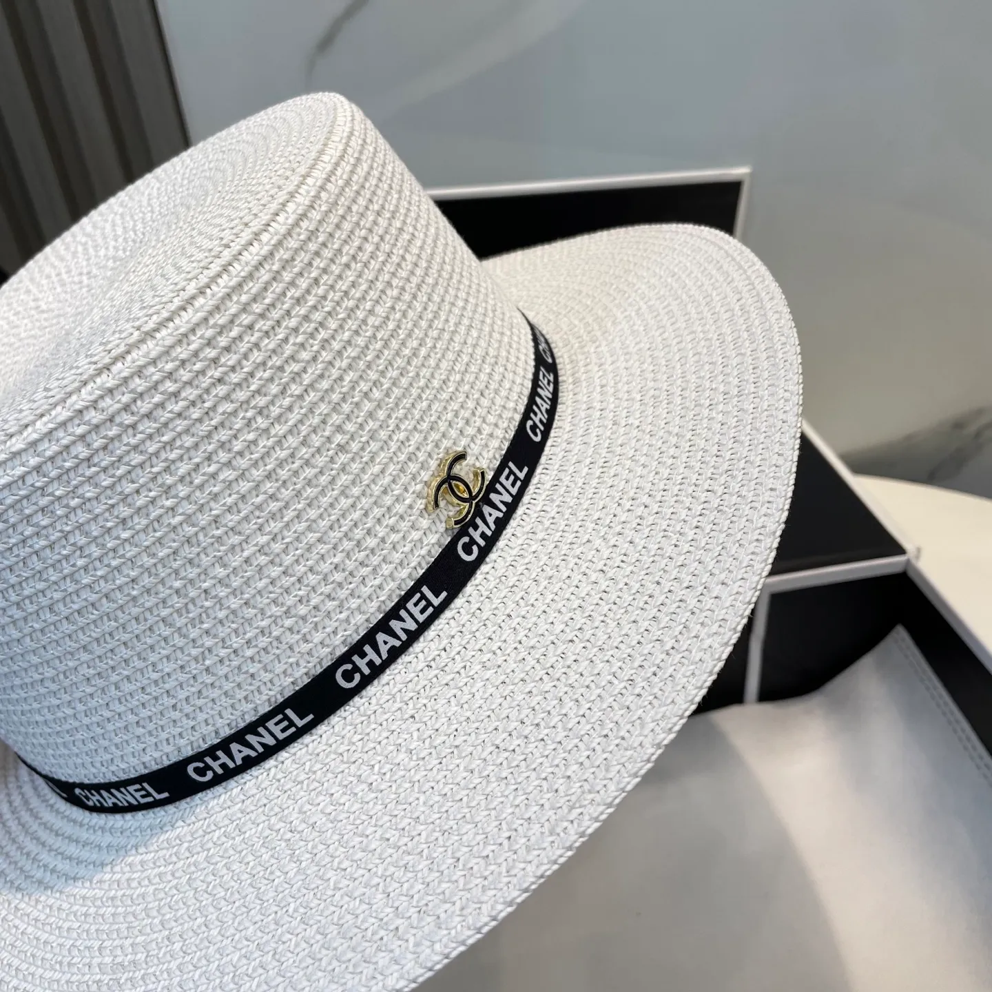 P70 CHANEL high-end flat-top straw hat is versatile and does not matter the face shape. The flat brim does not block the line of sight. It is more practical. It is easy to wear for daily use and travel. It has an Instagram style. Especially photogenic. It has an adjustment strap inside.