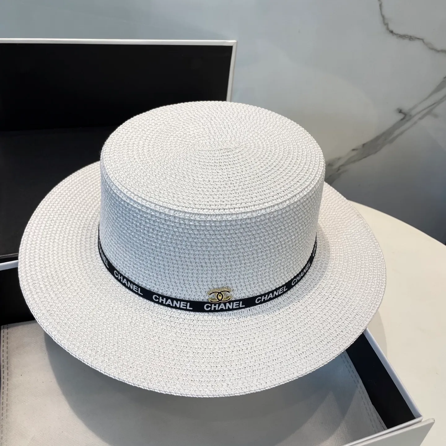 P70 CHANEL high-end flat-top straw hat is versatile and does not matter the face shape. The flat brim does not block the line of sight. It is more practical. It is easy to wear for daily use and travel. It has an Instagram style. Especially photogenic. It has an adjustment strap inside.