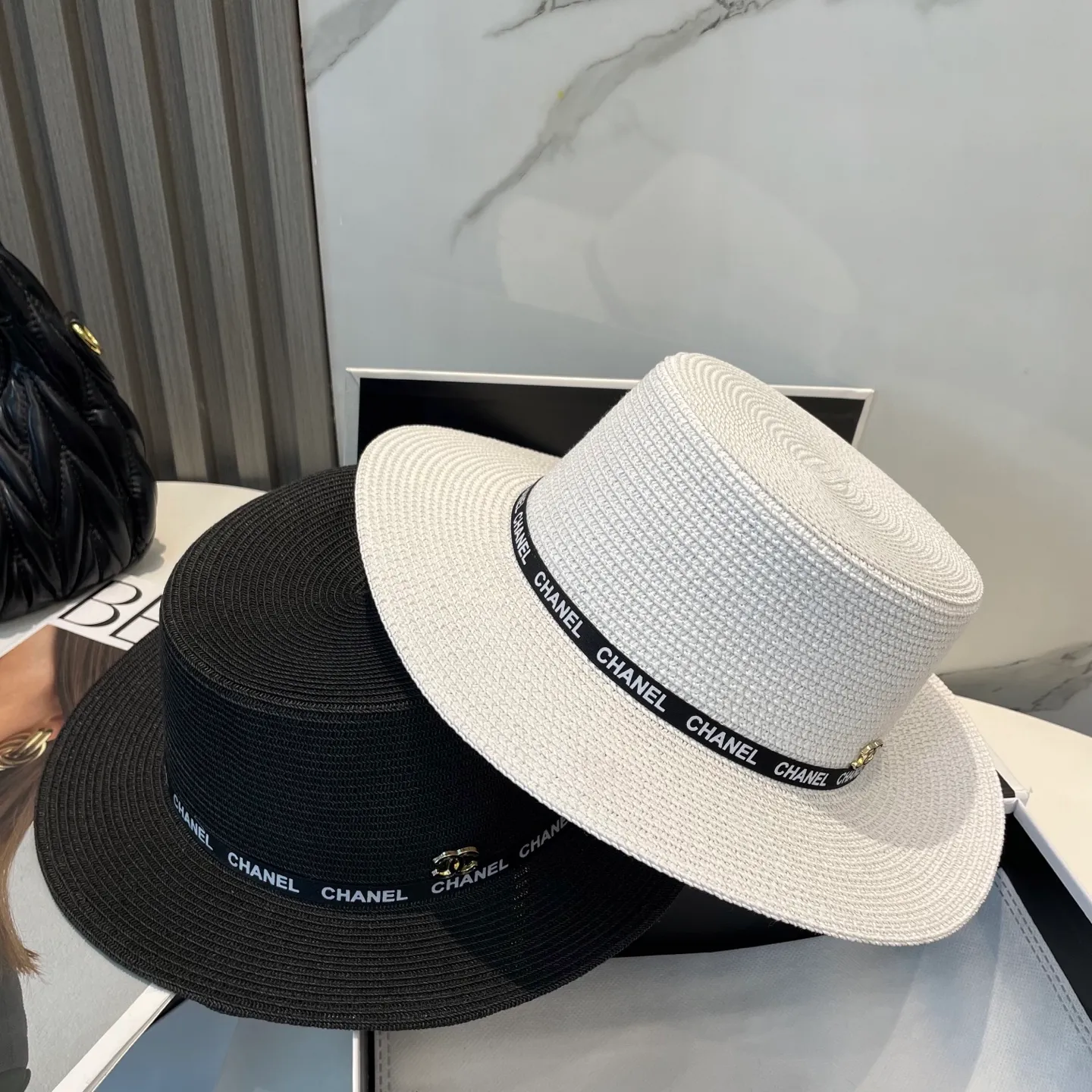 P70 CHANEL high-end flat-top straw hat is versatile and does not matter the face shape. The flat brim does not block the line of sight. It is more practical. It is easy to wear for daily use and travel. It has an Instagram style. Especially photogenic. It has an adjustment strap inside.