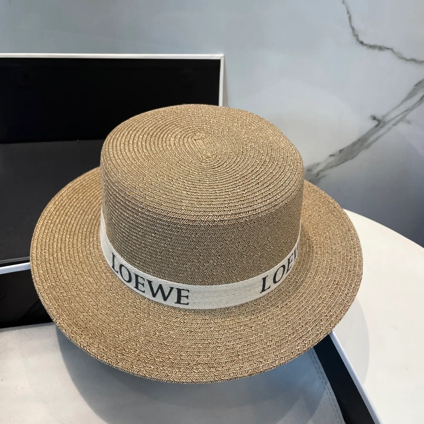 P80 CHANEL high-end flat-top straw hat is versatile and does not matter the face shape. The flat brim does not block the line of sight. It is more practical. It is easy to wear for daily use and travel. It has an Instagram style. Especially photogenic. It has an adjustment strap inside.