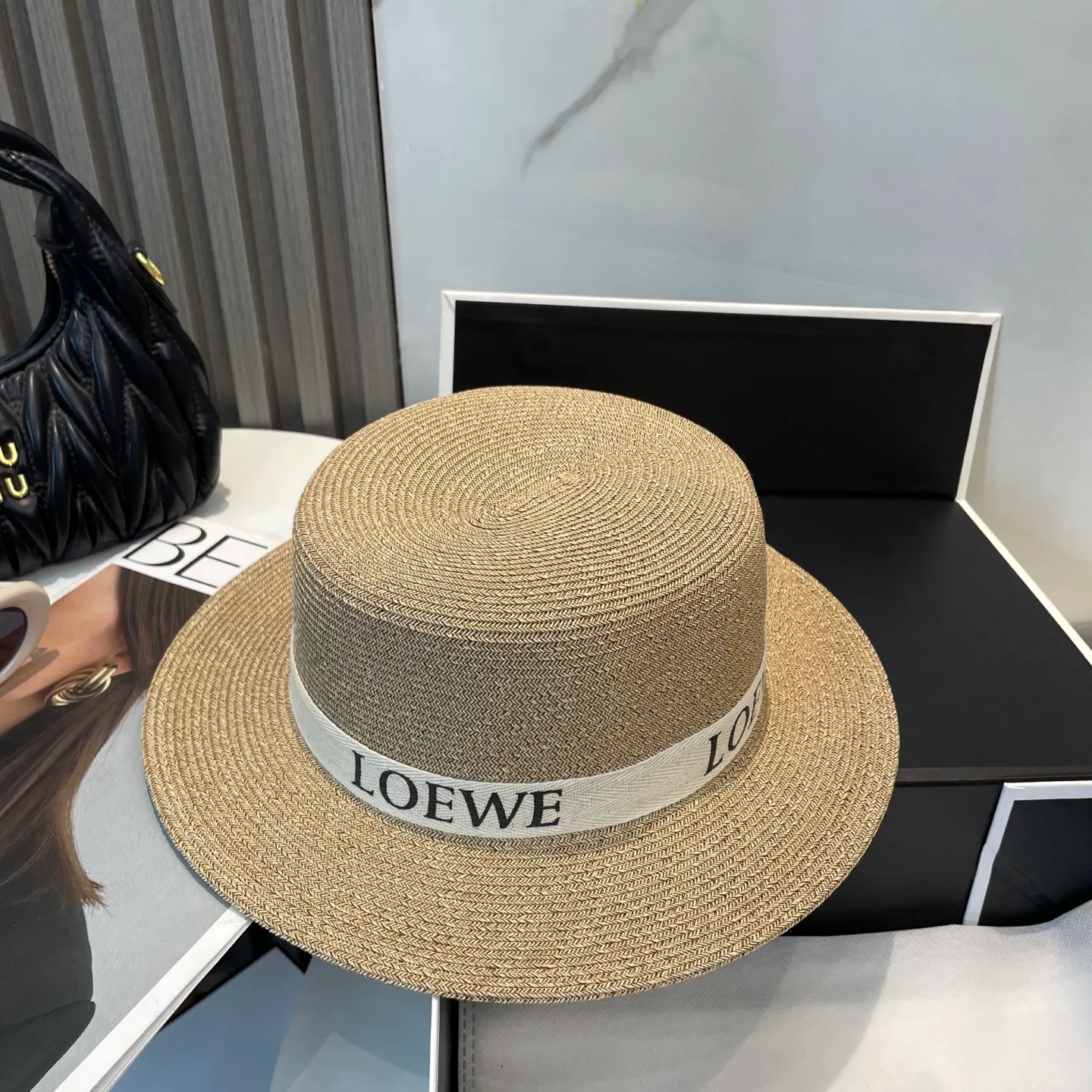 P80 CHANEL high-end flat-top straw hat is versatile and does not matter the face shape. The flat brim does not block the line of sight. It is more practical. It is easy to wear for daily use and travel. It has an Instagram style. Especially photogenic. It has an adjustment strap inside.