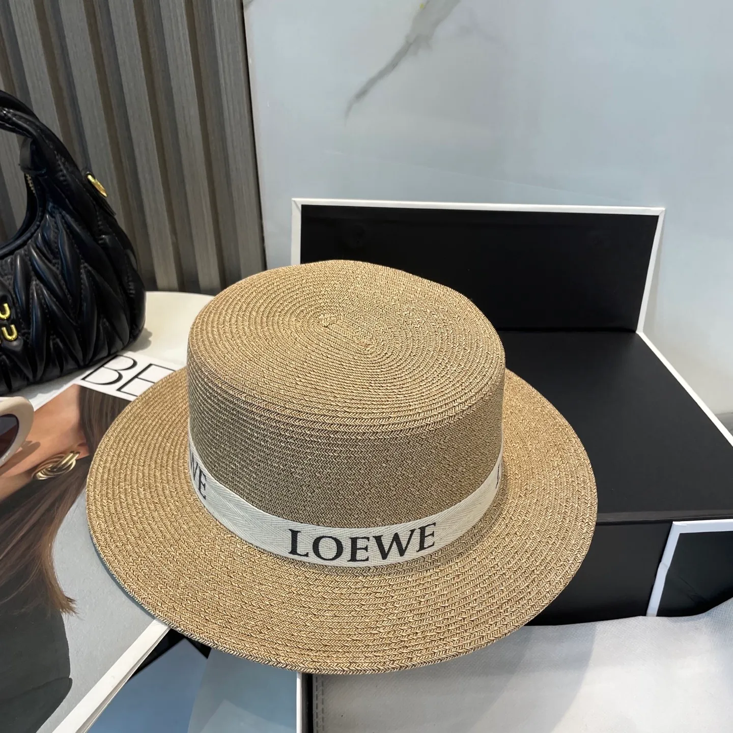 P80 CHANEL high-end flat-top straw hat is versatile and does not matter the face shape. The flat brim does not block the line of sight. It is more practical. It is easy to wear for daily use and travel. It has an Instagram style. Especially photogenic. It has an adjustment strap inside.