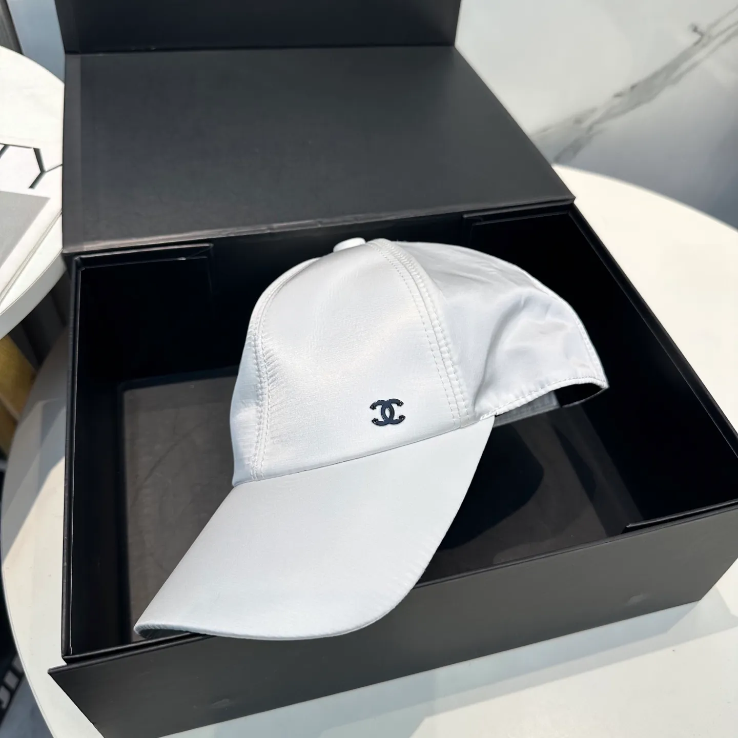 P100 new Chanel new high-version baseball cap. The classic baseball cap style is suitable for various occasions. Whether it is paired with casual wear or sportswear, it can easily enhance the fashion sense of the overall look. It is a trendy item that fashion lovers cannot miss.