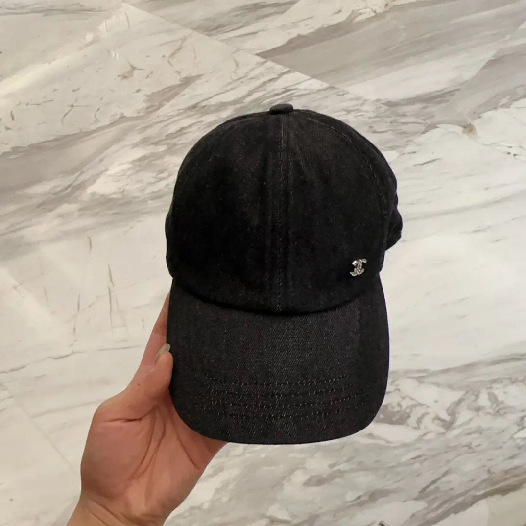 💰80 CHANEL Chanel new style🆕denim blue retro style baseball cap🔸 Take it out for holiday travel and look beautiful❕ Second-hand style. This kind of hat is not easy to match 😬 Ready in stock