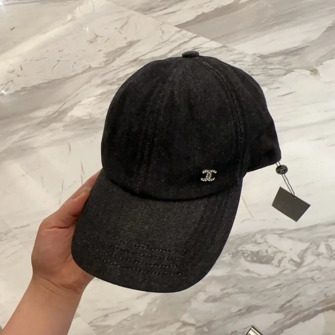 💰80 CHANEL Chanel new style🆕denim blue retro style baseball cap🔸 Take it out for holiday travel and look beautiful❕ Second-hand style. This kind of hat is not easy to match 😬 Ready in stock