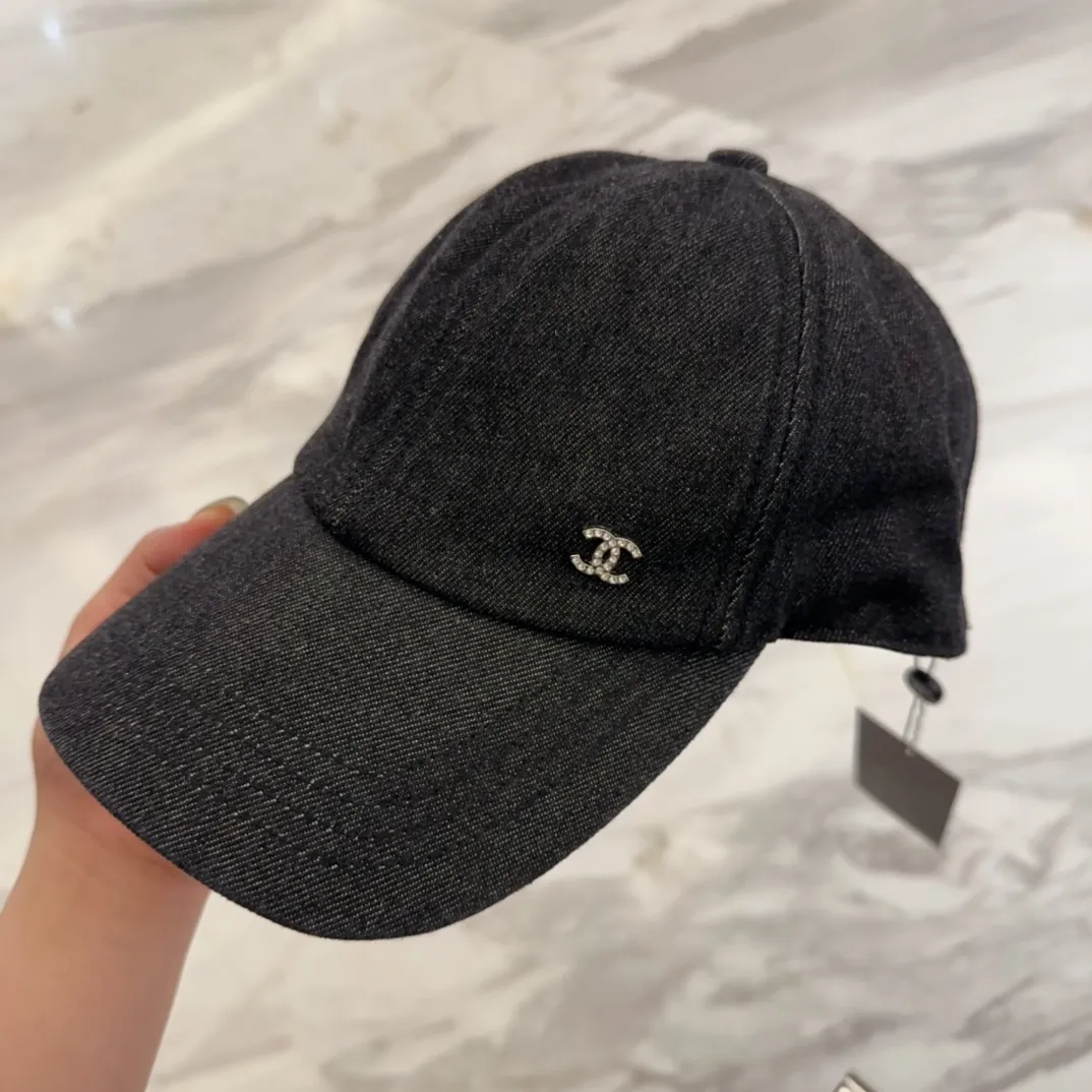 💰80 CHANEL Chanel new style🆕denim blue retro style baseball cap🔸 Take it out for holiday travel and look beautiful❕ Second-hand style. This kind of hat is not easy to match 😬 Ready in stock