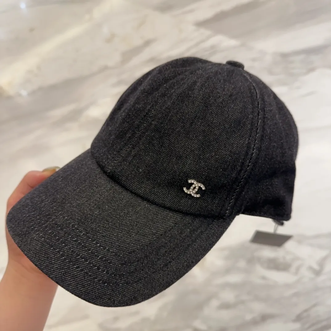 💰80 CHANEL Chanel new style🆕denim blue retro style baseball cap🔸 Take it out for holiday travel and look beautiful❕ Second-hand style. This kind of hat is not easy to match 😬 Ready in stock