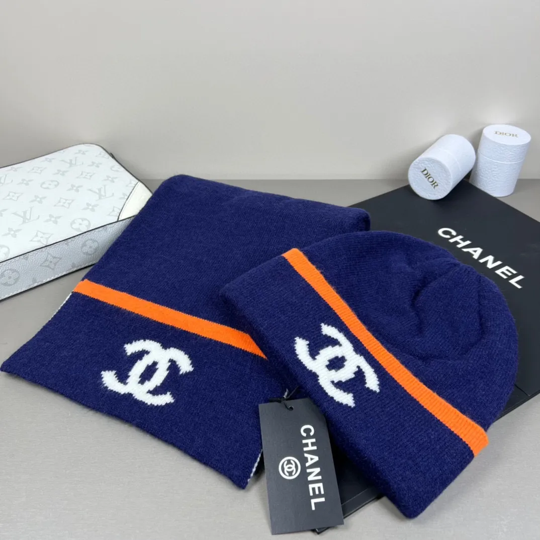 P150 CHANEL Xiaohongshu popular style, official website new classic suit hat! Hat ➕Scarf! It feels great in hand! It’s warm and super comfortable. This winter, all you need is a hat set like this. It’s warm and fashionable! Welcome to choose!!