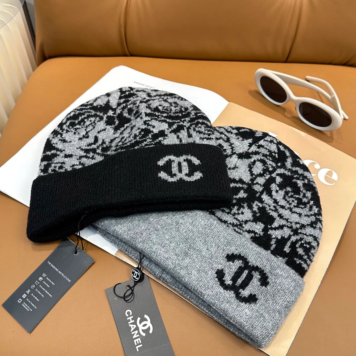P60 Chanel Chanel's new autumn and winter camellia knitted hat recommended by internet celebrity fashion bloggers hides a quiet sense of high-end. Every line is neat and generous, simple but not simple, generous but not out of style. Every detail demonstrates high-end taste, and the sense of fashion becomes more and more intriguing in its restraint.