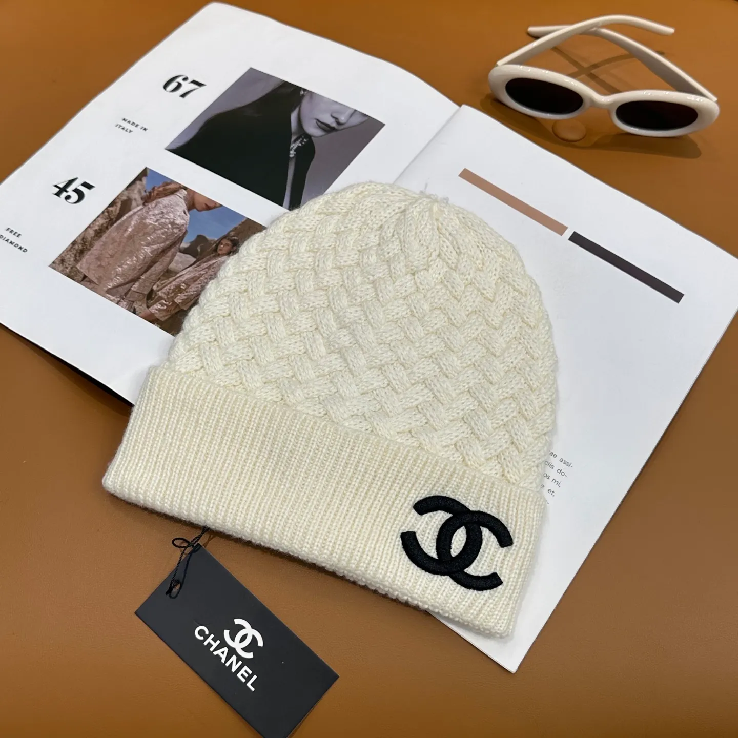 P80 Chanel official website high-quality Chanel autumn and winter knitted hat recommended by internet celebrity fashion bloggers. It hides a quiet sense of high-end. Every line is neat and generous, simple but not simple, generous and stylish. Every detail shows high-end taste, and the sense of fashion becomes more and more intriguing in the restraint.